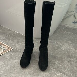 Tory Burch black boots. Suede. Elastic panel on sides.